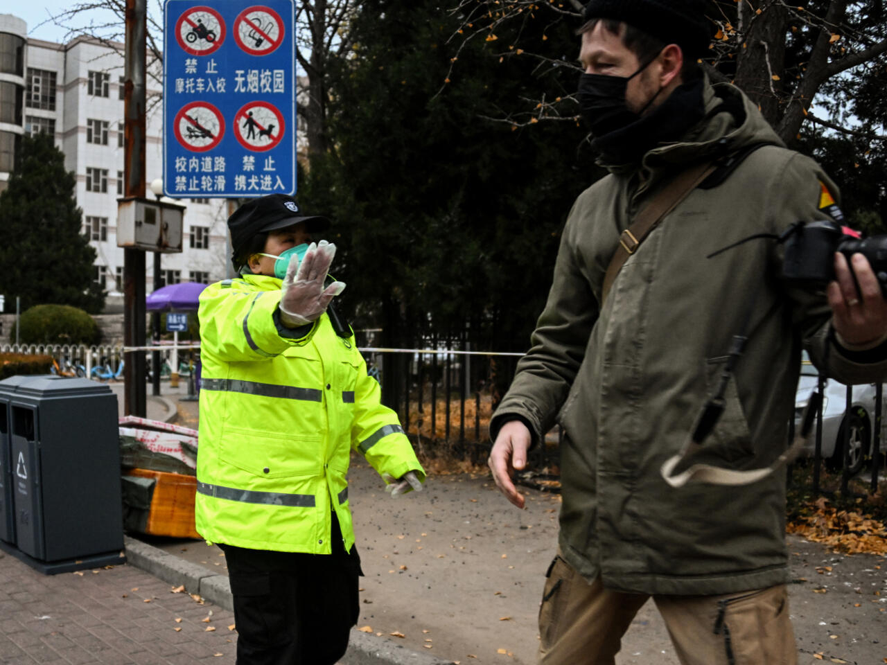 Uno de los periodistas hostigado por un guardia, en Pekín, China. Foto: AFP.