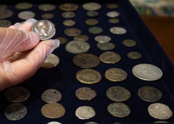 Parte de la colección de 73 monedas romanas incautadas. Foto: AFP