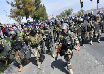 Simpatizantes del expresidente Pedro Castillo marchan en Arequipa, Perú, rodeados por un fuerte contingente policial. Foto: AFP.