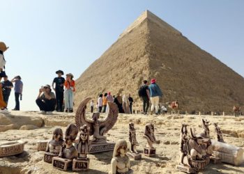 Las pirámides de la meseta de Guiza, ante los ojos de decenas de turistas, en las inmediaciones de El Cairo. Foto: Redes sociales.