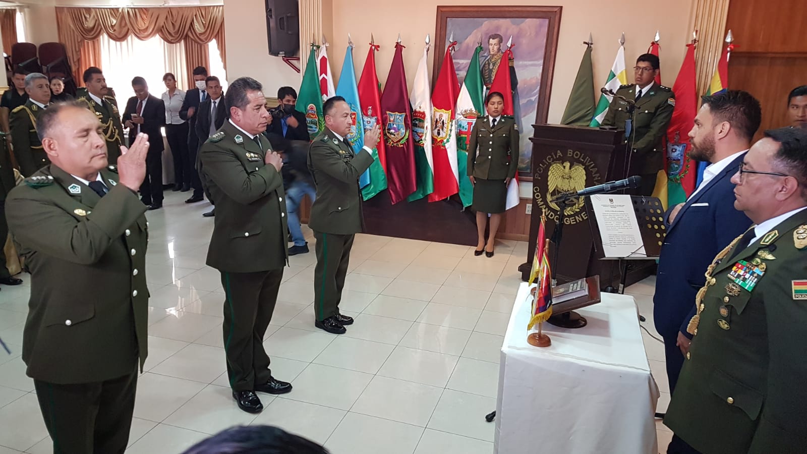 Del Castillo posesiona a jefes policiales interinos: ‘Pueden hacer carrera sin amigos’