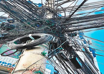 Algunos postes están con sobrecarga de cables.