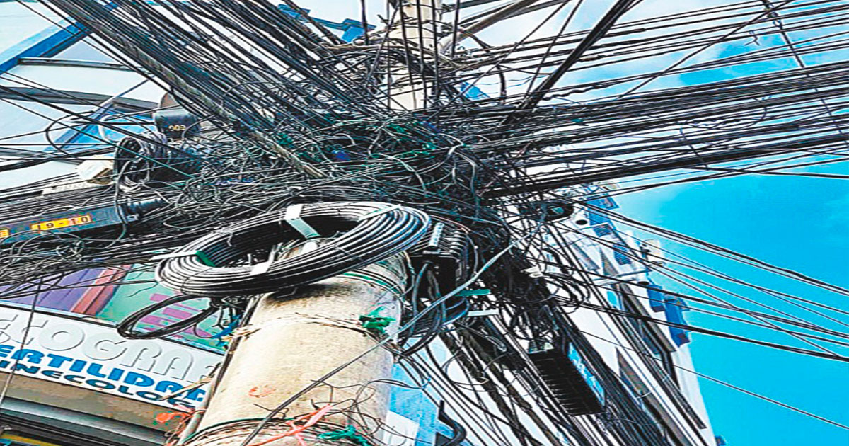 Algunos postes están con sobrecarga de cables.