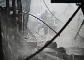 Unos bomberos ucranianos extinguen un incendio tras un bombardeo en la ciudad de Jersón el 3 de febrero de 2023. Foto: AFP.