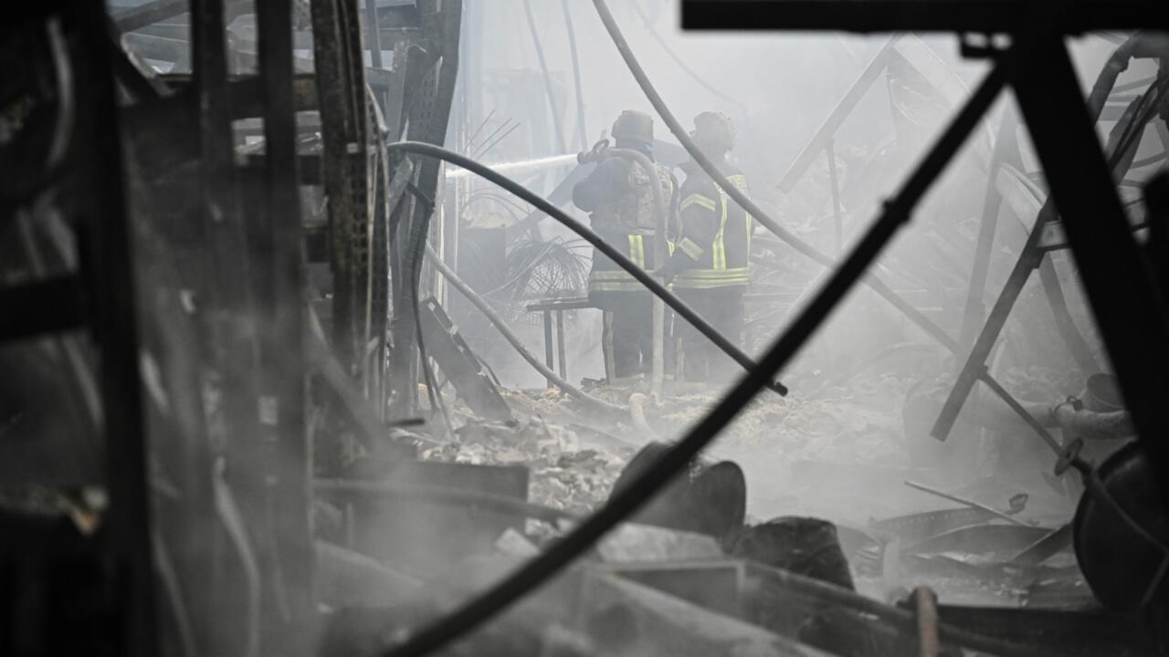 Unos bomberos ucranianos extinguen un incendio tras un bombardeo en la ciudad de Jersón el 3 de febrero de 2023. Foto: AFP.
