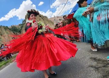 Del gabinete a las Rosas de Viacha, Prada baila en el primer ensayo del Gran Poder