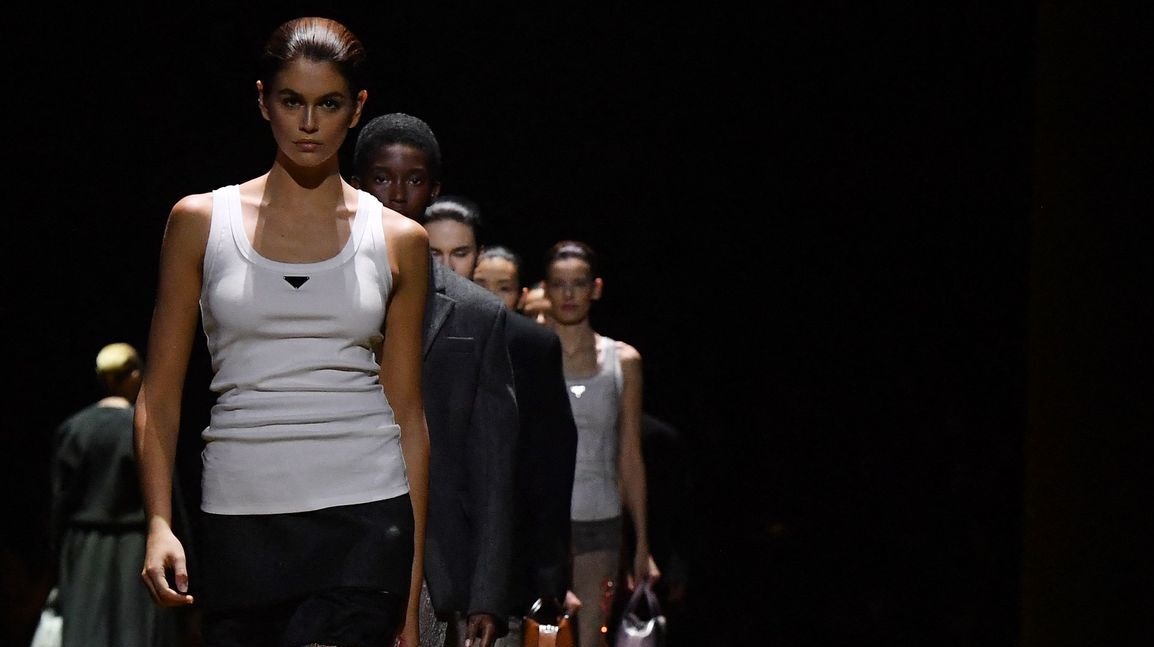 Desfile otoño-invierno 2022/2023 de Miuccia Prada. Foto: Getty Images.