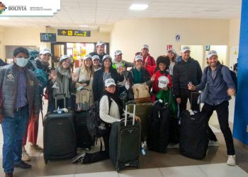 El grupo de promotores de turismo de Europa llegan al aeropuerto de El Alto, este martes. Foto: Cancillería.
