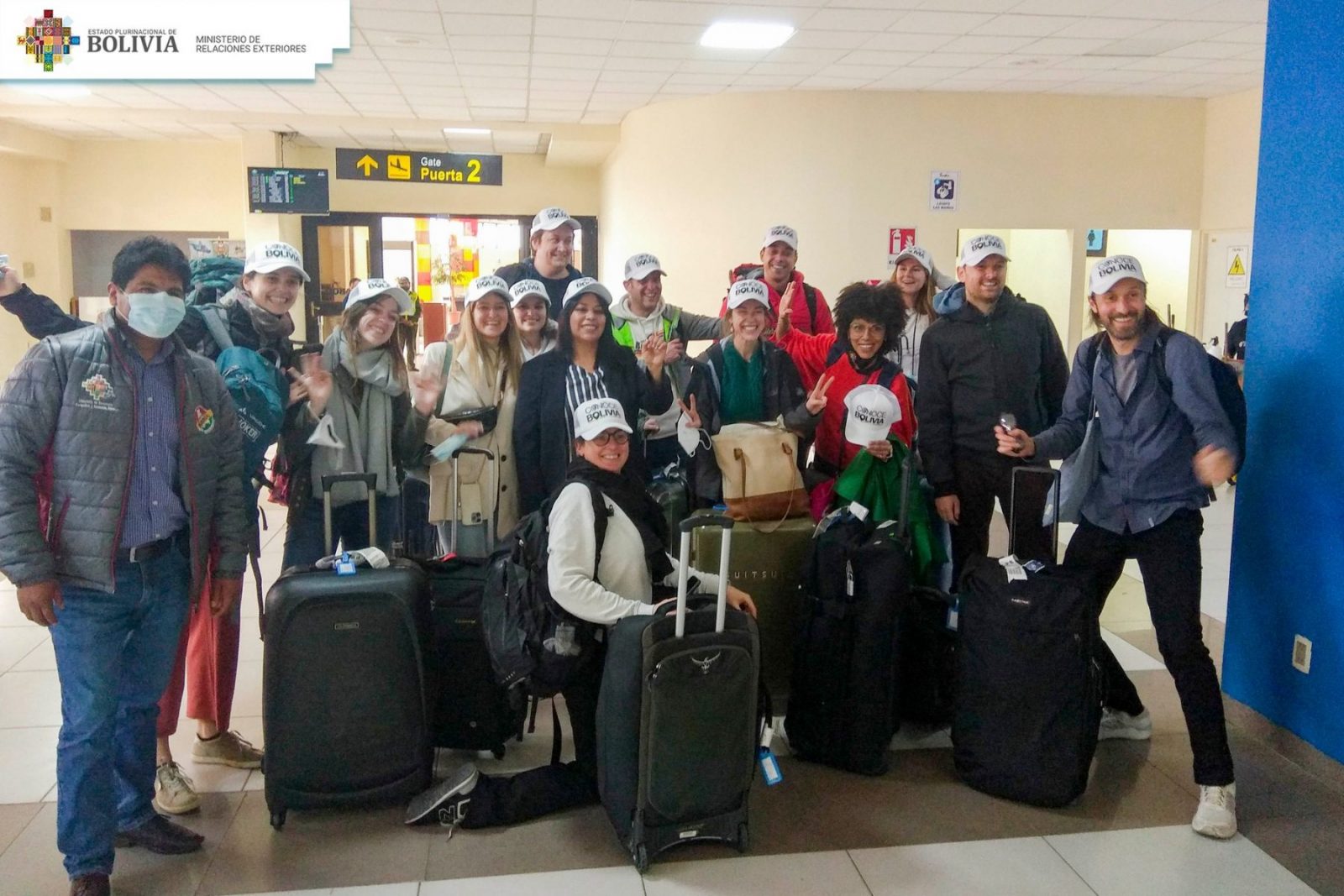 El grupo de promotores de turismo de Europa llegan al aeropuerto de El Alto, este martes. Foto: Cancillería.