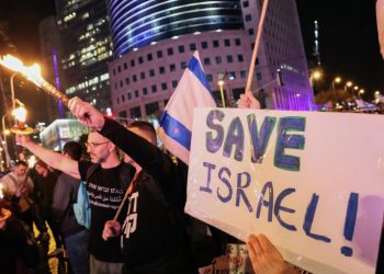 Manifestantes en Tel Aviv piden 'salvar a Israel' y la renuncia del primer ministro Benjamin Netanyahu, el 14 de enero de 2023. Foto: AFP.