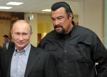 El presidente ruso, Vladimir Putin, y el actor norteamericano Steven Seagal el 13 de marzo de 2013 en una escuela de catch en Moscú. Foto: AFP.