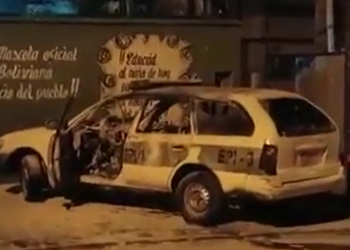 Un vehículo policial quemado en el Plan 3000 de Santa Cruz y el asedio no cesa