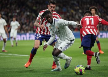 Real Madrid y Atlético empatan 1-1 en un derbi con goles uruguayos