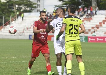 Real Santa Cruz y Guabirá aburren e igualan sin goles por la cuarta fecha
