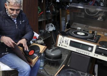 Jamal Hemmou, de 58 años, es el único reparador de tocadiscos de Cisjordania. Foto: AFP