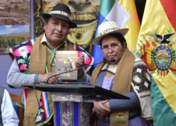 El Mallku de Marka de Puqui, Valeriano Jayamamani, junto a la ministra de Culturas, Sabina Orellana. Foto: Ministerio de Culturas.