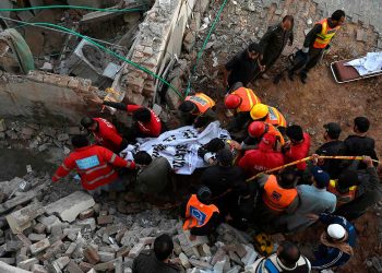 rescate_tras_explosion_en_mezquita_pakistan.jpg