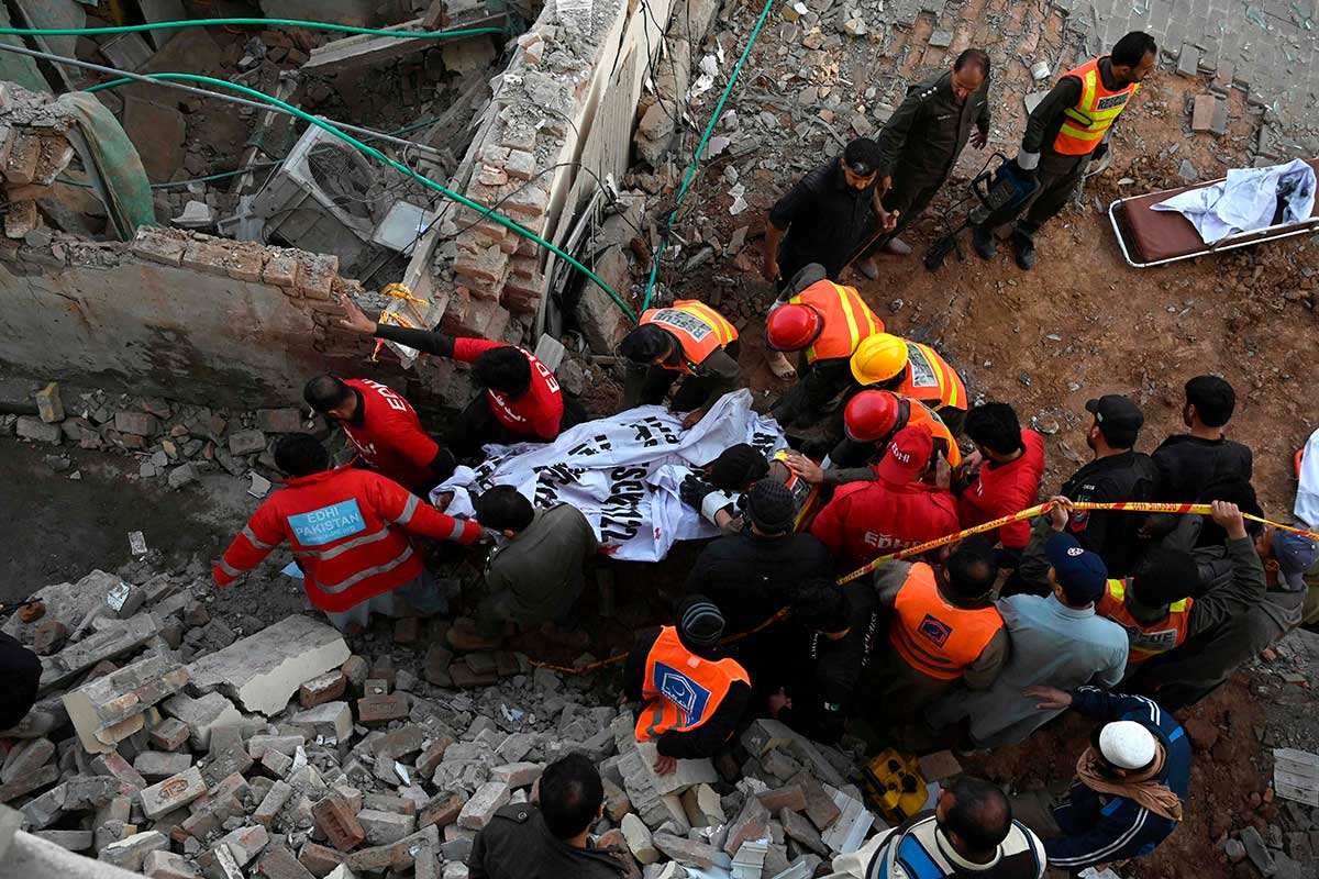 rescate_tras_explosion_en_mezquita_pakistan.jpg
