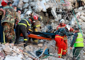 rescatistas_buscan_cuerpos_en_jableh_siria.jpg