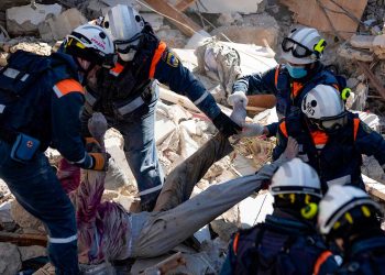 rescatistas_sacan_un_cuerpo_entre_escombros_en_siria.jpg