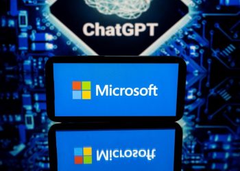 Esta foto tomada el 23 de enero de 2023 en Toulouse, suroeste de Francia, muestra pantallas con los logotipos de Microsoft y ChatGPT, un software de aplicación de inteligencia artificial conversacional desarrollado por OpenAI. Foto: AFP.