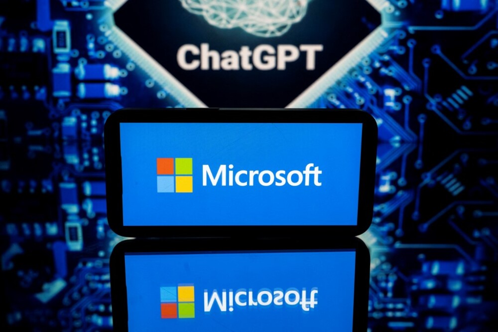 Esta foto tomada el 23 de enero de 2023 en Toulouse, suroeste de Francia, muestra pantallas con los logotipos de Microsoft y ChatGPT, un software de aplicación de inteligencia artificial conversacional desarrollado por OpenAI. Foto: AFP.