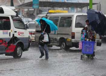 Las intensas lluvias arrastran la basura hacia los alcantarillados. Foto: Archivo LR