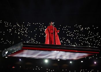 Rihanna, en una de las plataformas suspendidas por arneses, en el Super Bowl. Foto: AFP