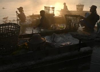 La recolección de basura del río para reciclar es una fuente de ingresos. Foto: AFP