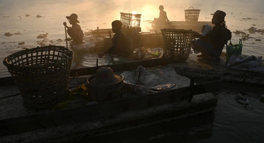 La recolección de basura del río para reciclar es una fuente de ingresos. Foto: AFP