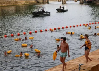 Miles de personas se bañaron en el Sena en París pese a la lluvia