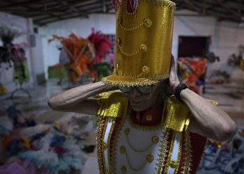 Un integrante de la Escuela de Samba Unidos de Capim Branco (ESUCAB) viste un traje de carnaval reciclado en Capim Branco, estado de Minas Gerais, Brasil, el 15 de febrero de 2023. Foto: AFP.