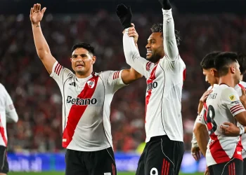 River vence con gol del colombiano Borja y homenaje al ‘Matador’ Salas
