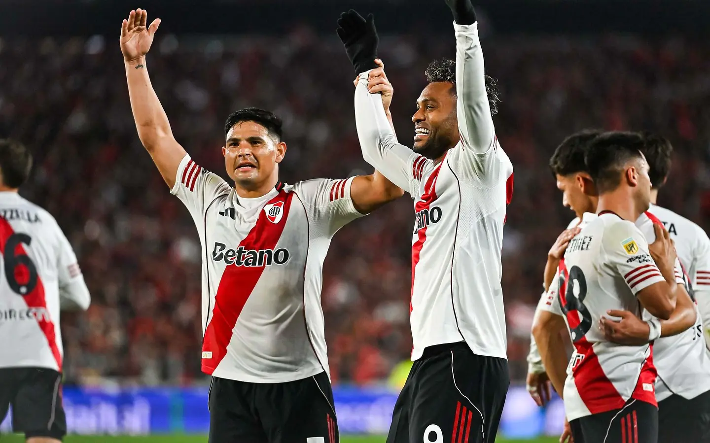 River vence con gol del colombiano Borja y homenaje al ‘Matador’ Salas