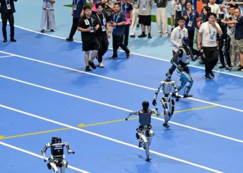 Comienza en China la primera competencia de robots humanoides