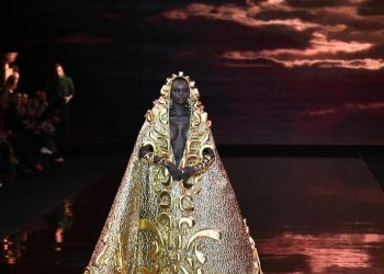 Desfile del estilista francés Stéphane Rolland en la Semana de la Alta Costura de París, el 24 de enero de 2023. Foto: AFP.