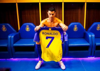 ronaldo_con-su_camiseta_al_nassr.jpg