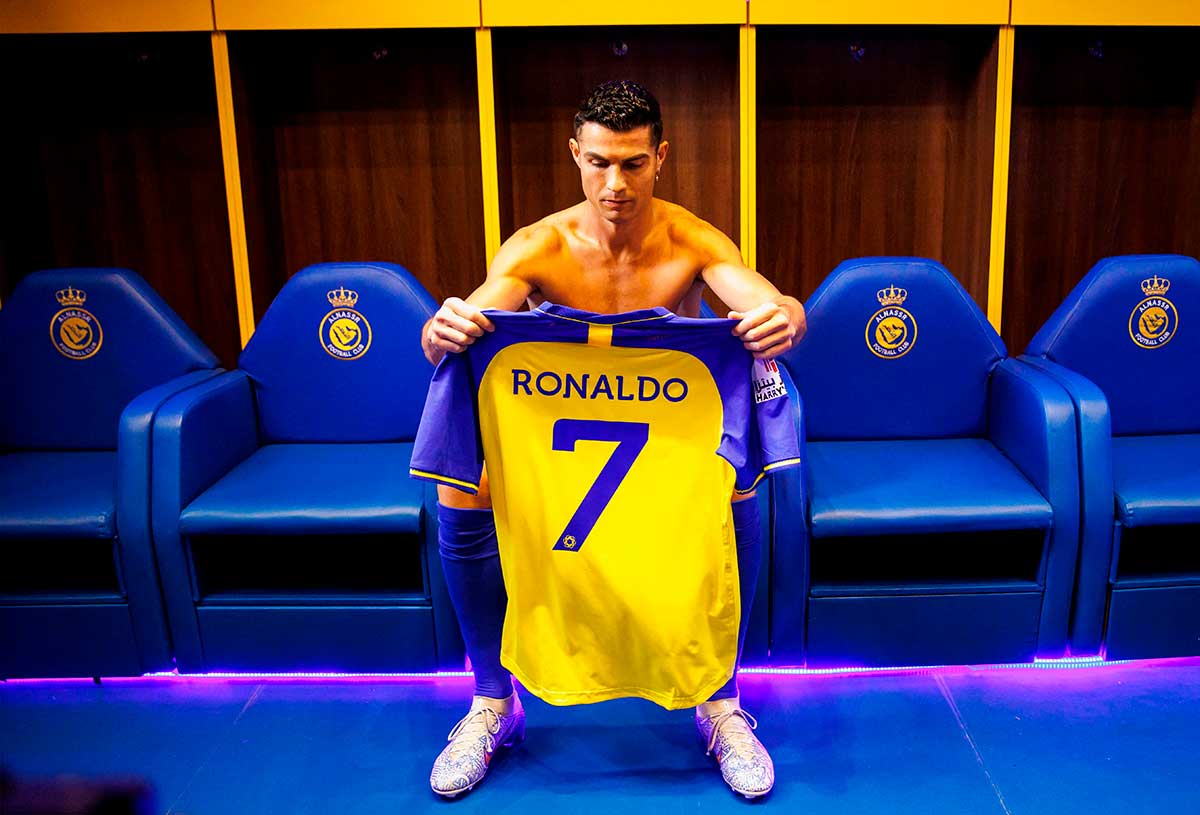 ronaldo_con-su_camiseta_al_nassr.jpg