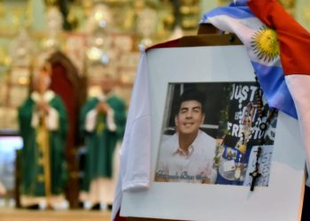 Vista de una foto del difunto Fernando Báez Sosa, el hijo de paraguayos de 18 años que fue asesinado a golpes en Argentina en 2020, durante una misa en su honor el 5 de febrero de 2023 en Asunción. Foto: AFP.