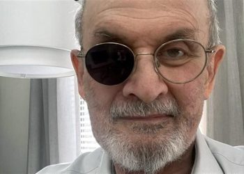 Rushdie perdió la vista de un ojo y el uso de una mano tras el ataque. Foto: Twitter.
