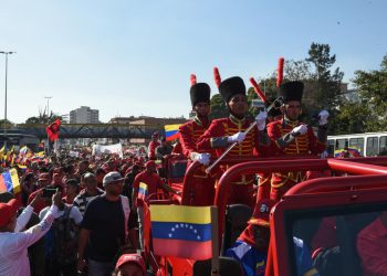 Traslado del "sable de alférez" y una daga de Hugo Chávez hasta el cuartel de la Montaña. Foto: AFP