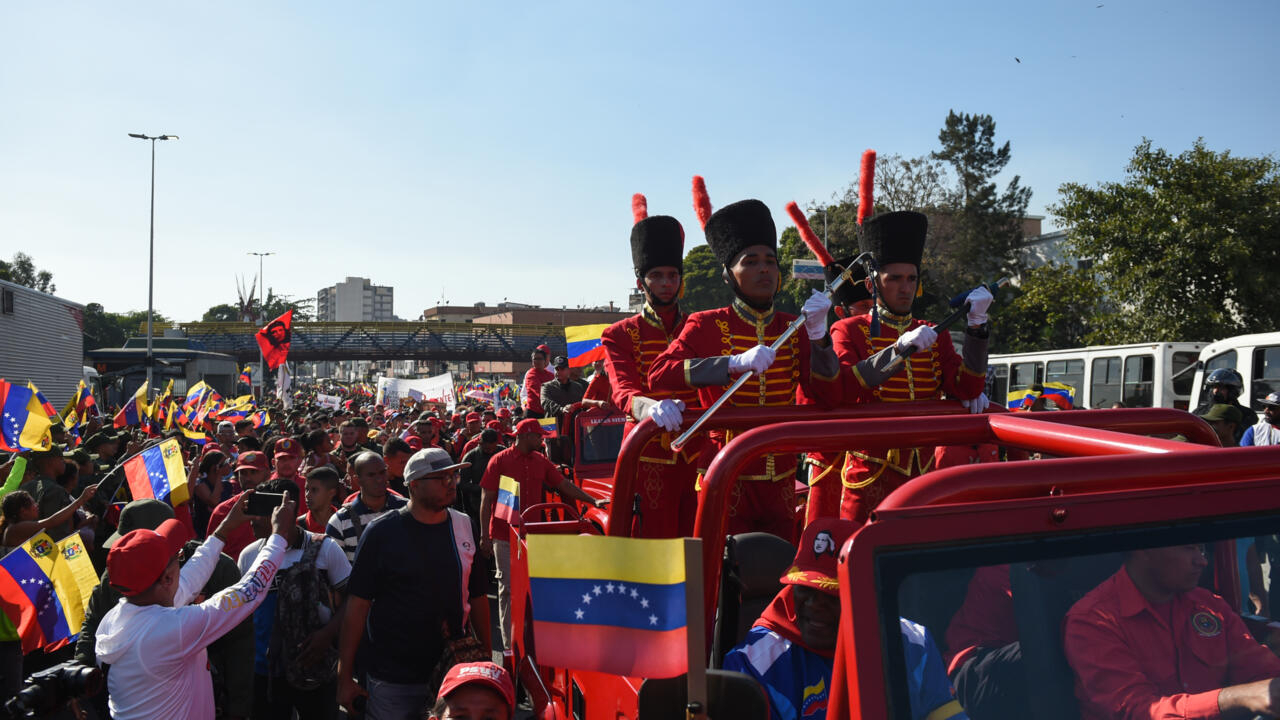 Traslado del "sable de alférez" y una daga de Hugo Chávez hasta el cuartel de la Montaña. Foto: AFP