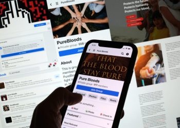Sitios y grupos de Facebook que buscan sangre de personas no vacunadas vistos en pantallas de teléfonos y computadoras en Los Ángeles el 20 de enero de 2023. Foto: AFP.
