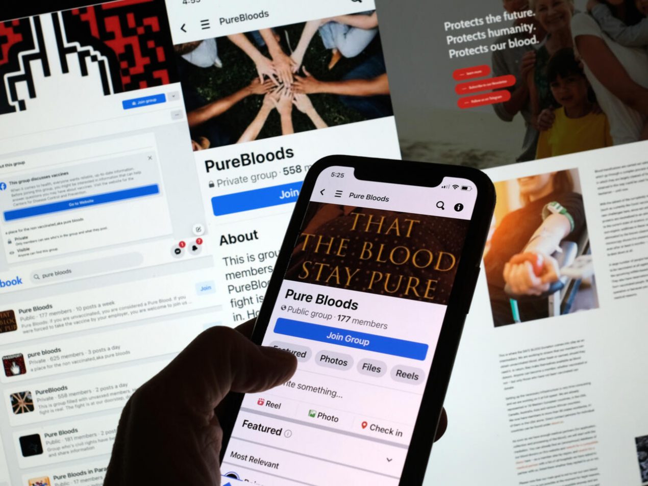 Sitios y grupos de Facebook que buscan sangre de personas no vacunadas vistos en pantallas de teléfonos y computadoras en Los Ángeles el 20 de enero de 2023. Foto: AFP.