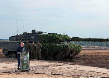 scholz_junto_a_un_tanque_leopard.jpg