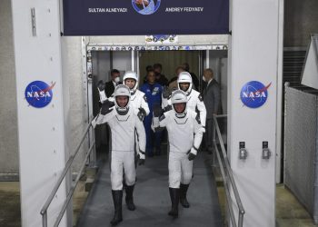 El cosmonauta ruso Andrey Fedyaev, los estadounidenses Warren Hoburg y Stephen Bowen, y Sultan al-Neyadi de Emiratos Árabes Unidos se dirigen a la plataforma de lanzamiento en Cabo Cañaveral, Florida. El despegue fue cancelado. Foto: AP.