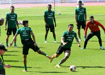 Gustavo Costas arma un mediocampo con jugadores de buen pie