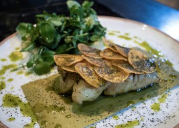 Un plato del restaurante Sikwa, que basa su menú en la cocina tradicional de los pueblos originarios de Costa Rica, en San José el 14 de febrero de 2023. Foto: AFP.