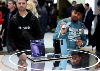 Los fabricantes de smartphones buscan captar la atención del mercado. Foto: AFP