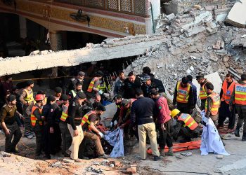 socorristas_trabajan_en_larecuperacion_de_cuerpos_pakistan.jpg